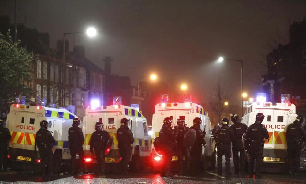 Τζόνσον: Εκφράζει «βαθιά ανησυχία» για τις σκηνές βίας στη Β. Ιρλανδία